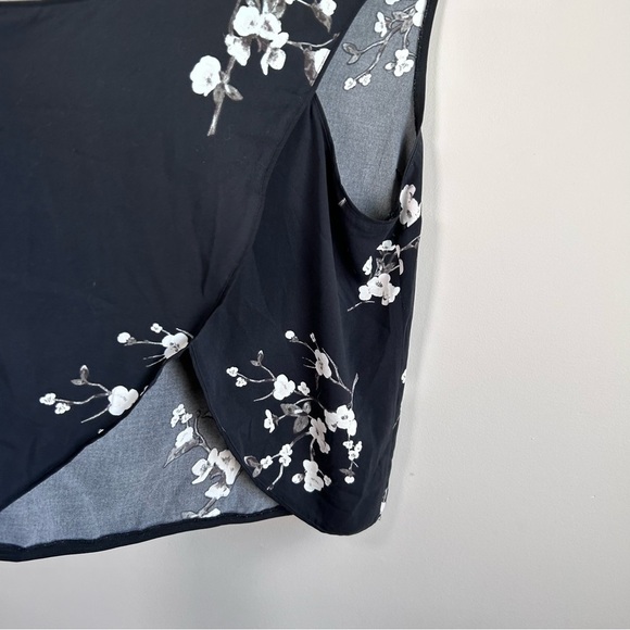 Dynamite Sleeveless Split Back Floral Blouse Black with White Floral Large - Picture 4 of 8